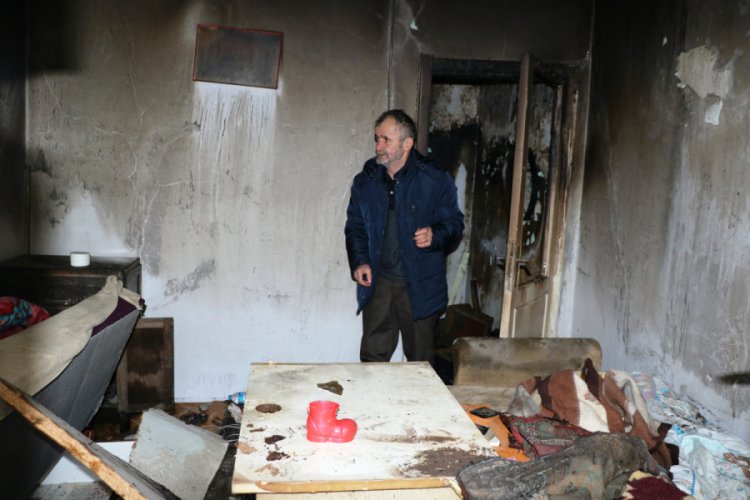 Kış g&uuml;n&uuml; evi yandı, sokakta bırakılmadı