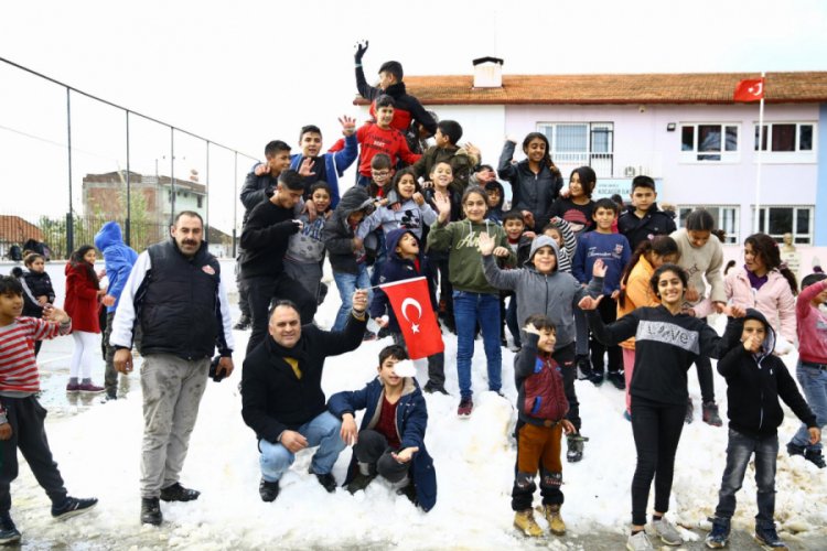 Yayladan kamyonla kar taşıdılar