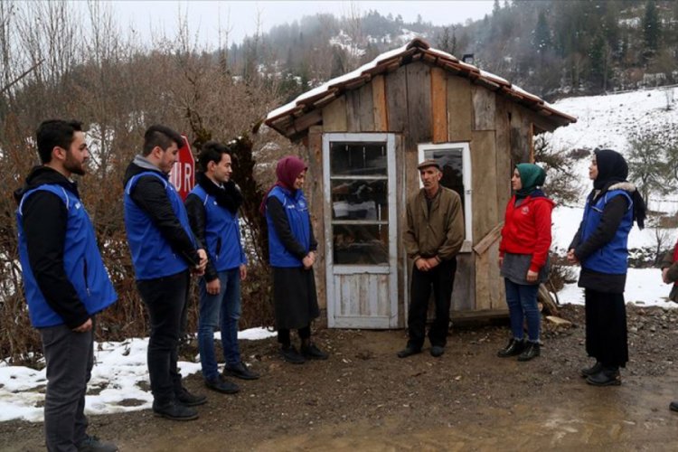 &Ccedil;ocukların &uuml;ş&uuml;memesi i&ccedil;in kul&uuml;be yapan Halil Demir'e gen&ccedil;ler teşekk&uuml;r etti
