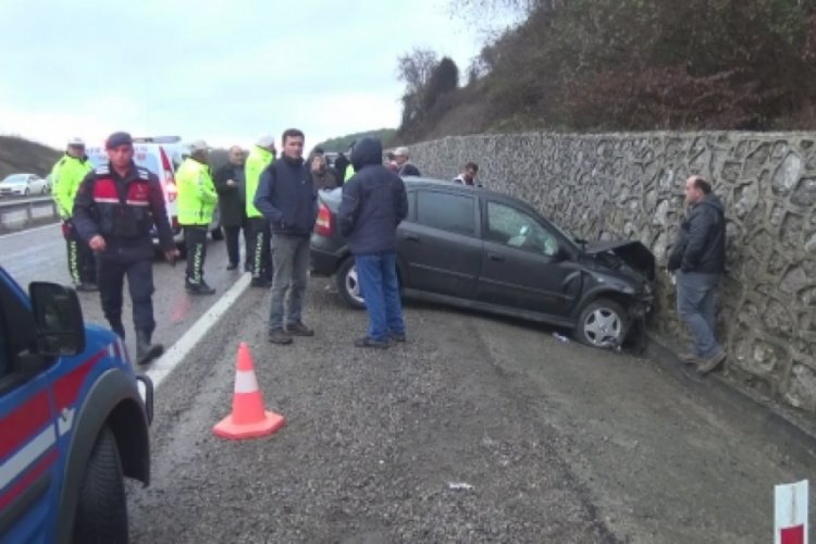 İstinat duvarına &ccedil;arpan otomobildeki 4 kişi yaralandı