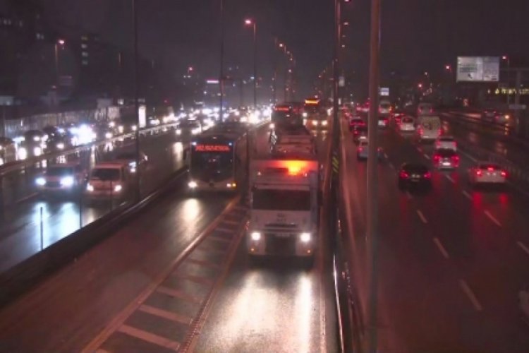 Metrob&uuml;s arıza yaptı, uzun kuyruklar oluştu
