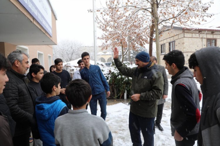 Vali, &ouml;ğrencilerle kartopu oynadı