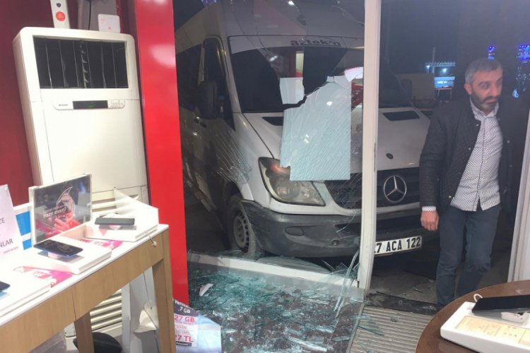 El freni &ccedil;ekilmeyen minib&uuml;s iş yerine daldı