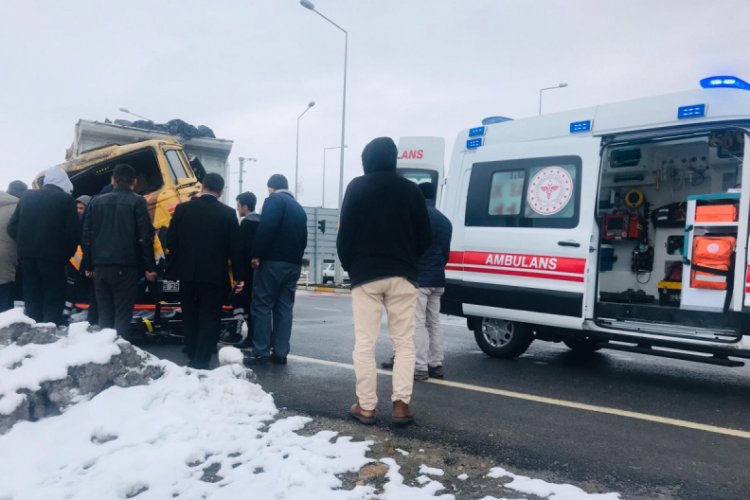 Kamyonla tır &ccedil;arpıştı