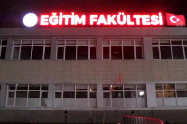 Gen&ccedil; Kızılay g&ouml;n&uuml;ll&uuml;lerinden &uuml;niversite &ouml;ğrencilerine pasta b&ouml;rek ikramı