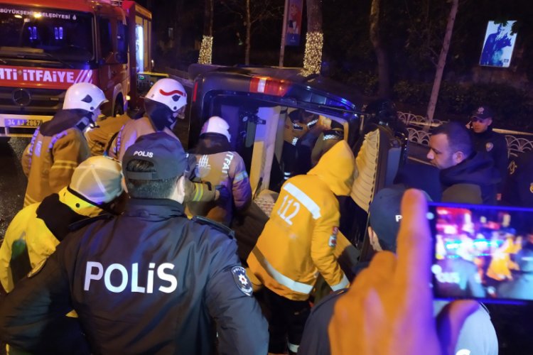 Kaza yapan s&uuml;r&uuml;c&uuml; asfalt ile ara&ccedil; arasında sıkıştı