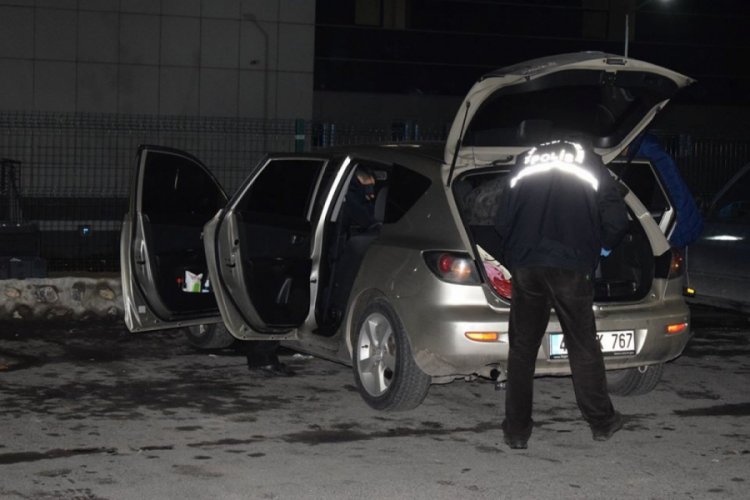Seyir halindeki ara&ccedil;ta silahla kazara kendini vurdu