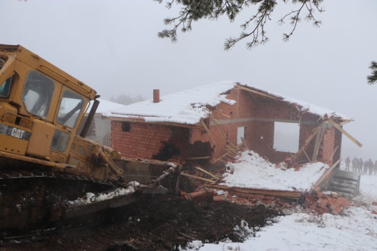 Orman arazisindeki 26 ka&ccedil;ak yayla evi yıkıldı