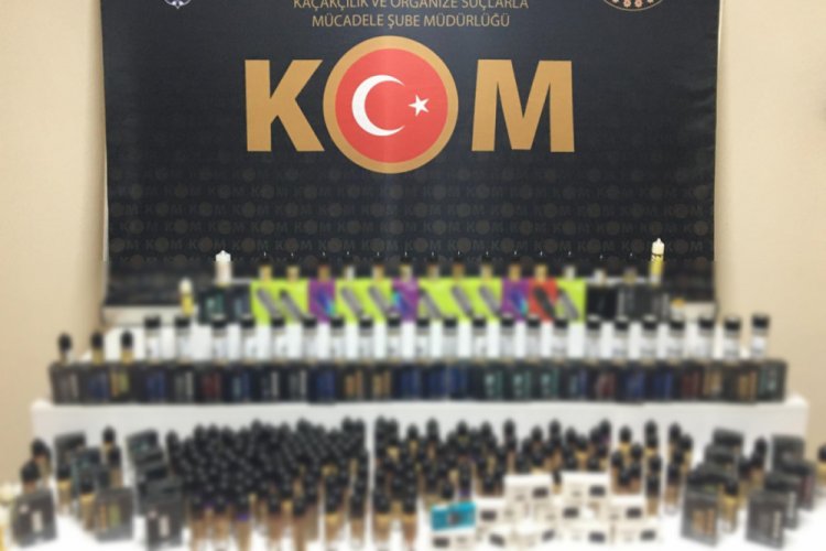 Bursa'da ş&uuml;pheli ara&ccedil;tan y&uuml;zlerce ka&ccedil;ak &uuml;r&uuml;n ele ge&ccedil;irildi