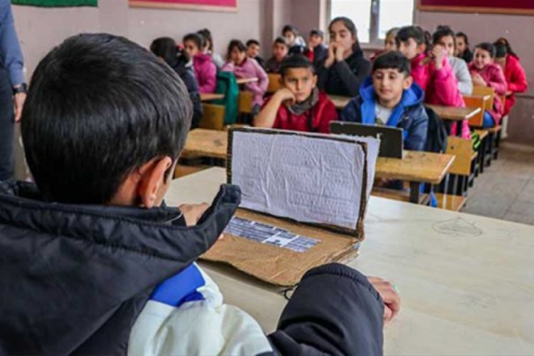 Karton bilgisayarlı bilişim dersi g&uuml;ndem olmuştu... Okul idarecilerine 'basın' uyarısı