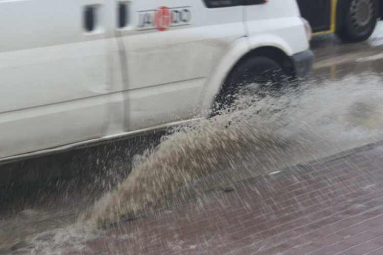 Bursa'da yollar g&ouml;le d&ouml;nd&uuml;! (&Ouml;ZEL HABER)