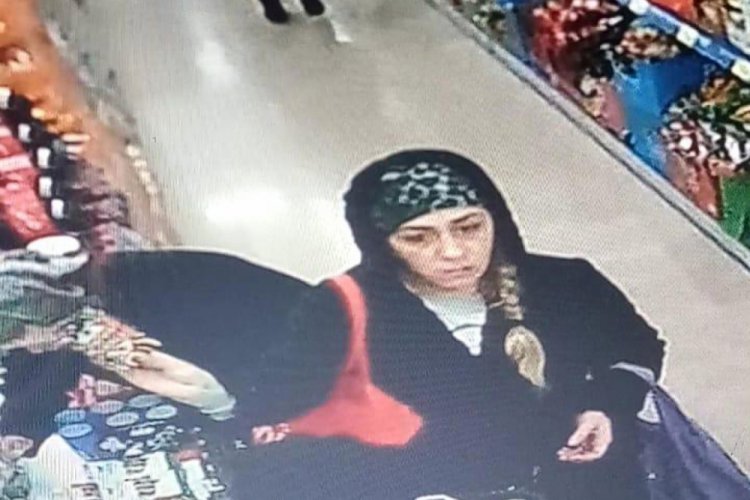 Unutulan c&uuml;zdanın sahibini arıyormuş gibi yaptı, c&uuml;zdandaki paraları &ccedil;aldı