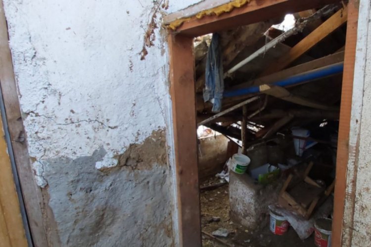 Kar biriken ahırın &ccedil;atısı &ccedil;&ouml;kt&uuml;, hayvanlar enkaz altında kaldı