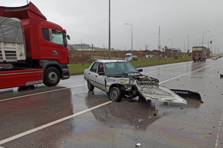 Ambulans ile otomobil &ccedil;arpıştı: 4 yaralı