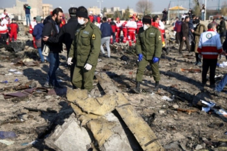 İran'da d&uuml;şen u&ccedil;ak enkazında 'f&uuml;ze par&ccedil;aları' bulundu