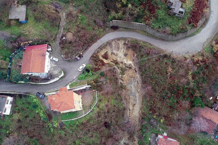 3 evin boşaltıldığı heyelan b&ouml;lgesinde inceleme s&uuml;r&uuml;yor
