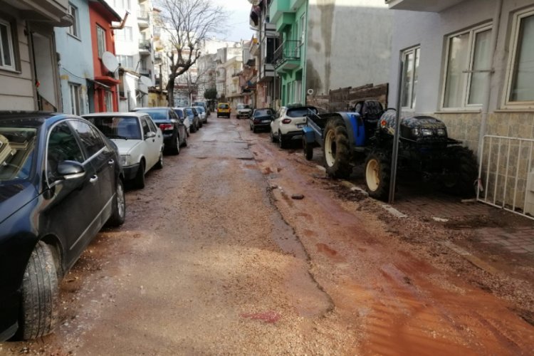 Vatandaşlar &ccedil;ukurlara tepki g&ouml;steriyor