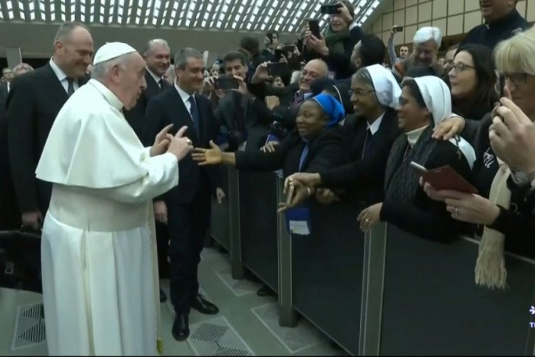 Papa Francis'ten rahibeye 'şartlı' &ouml;p&uuml;c&uuml;k