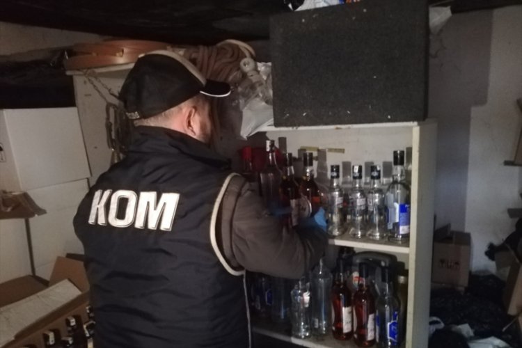 İzmir'de barakada bin 406 şişe sahte i&ccedil;ki ele ge&ccedil;irildi