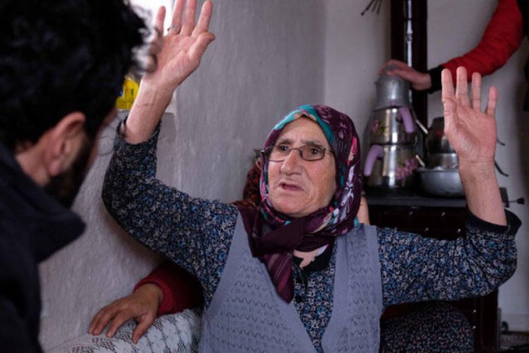 15 yıl sonra oğlunun &ouml;ld&uuml;r&uuml;ld&uuml;ğ&uuml;n&uuml; &ouml;ğrendi! "Kemikleri g&ouml;z&uuml;m&uuml;n &ouml;n&uuml;nden gitmiyor"