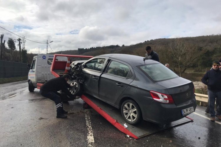 &Uuml;mraniye'de iki ara&ccedil; kafa kafaya &ccedil;arpıştı: 2 yaralı