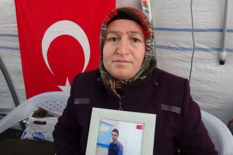 PKK tarafından ka&ccedil;ırılan oğlunu bekleyen anneden en acı doğum g&uuml;n&uuml; kutlaması