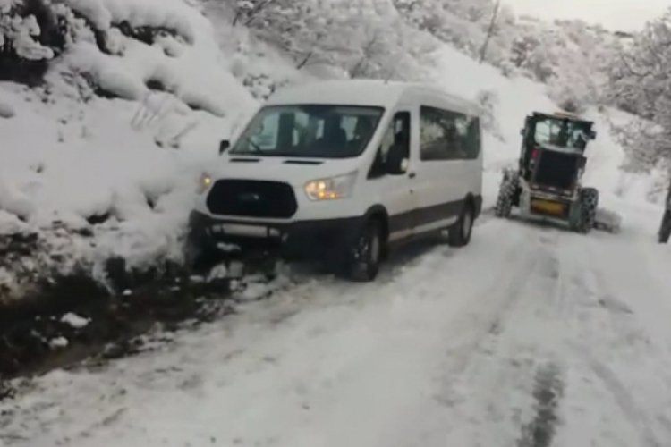 Kar 28 k&ouml;y yolunu kapattı
