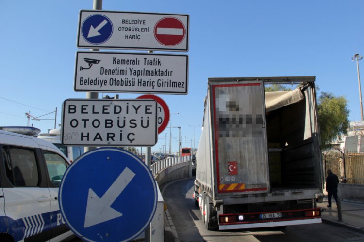 Yasaklı yola giren tır, k&ouml;pr&uuml;ye takıldı
