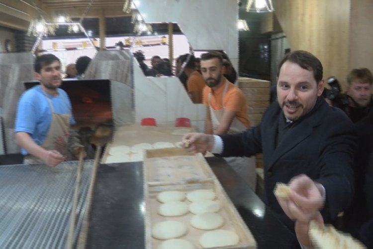 Albayrak, kendisine ikram edilen pideyi gazetecilerle paylaştı
