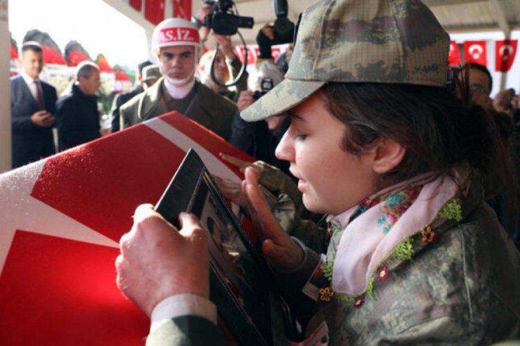 Şehit nişanlısını, &uuml;niforma giyerek uğurladı