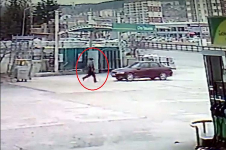 El freni &ccedil;ekilmeyen otomobil yola &ccedil;ıktı