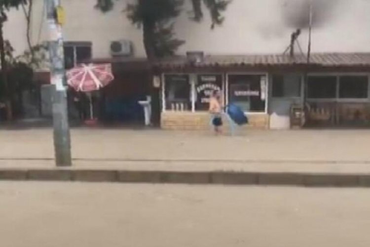 Leğenle sel sularında y&uuml;zen esnaf, g&ouml;renleri şaşırttı