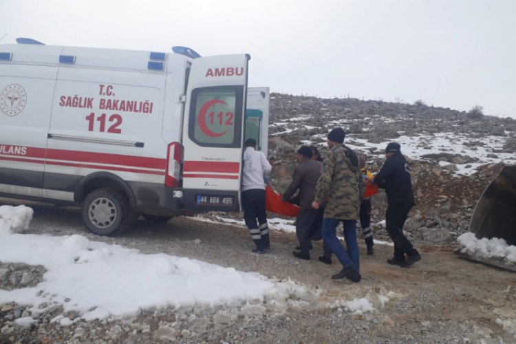 Rahatsızlanan kadın, karla kapanan yolun a&ccedil;ılmasıyla hastaneye ulaştırıldı