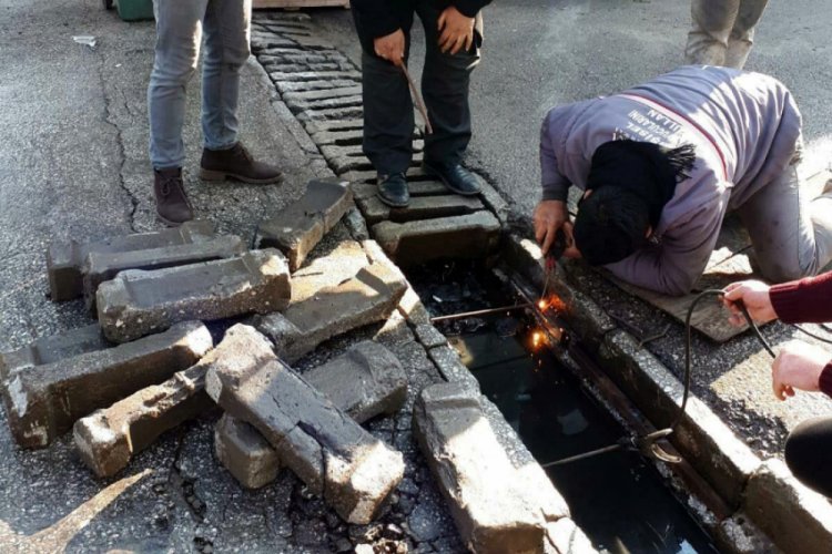 Sokaktaki mazgalı kendileri tamir etti