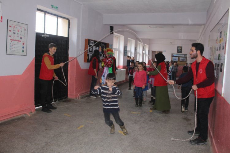 Gen&ccedil;ler k&ouml;y okulundaki &ouml;ğrencileri sevindirdi