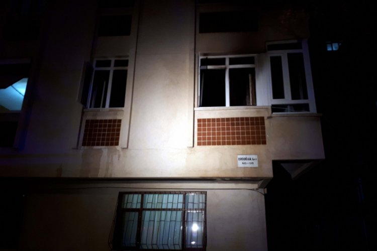Şizofreni hastası dumandan etkilenmemek i&ccedil;in maske takıp, evini yaktı