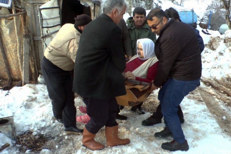 Karlı yollar a&ccedil;ılınca yatalak hastayı hastaneye yetiştirdiler
