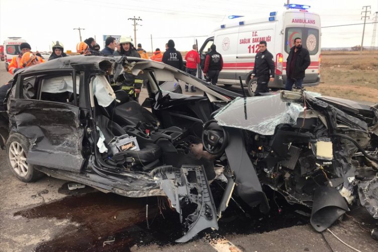 İş&ccedil;i servisiyle otomobil &ccedil;arpıştı: 16 yaralı