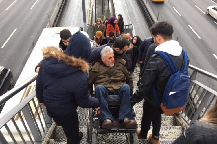 Metrob&uuml;s durağında engellilere asans&ouml;r işkencesi