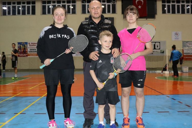 Badmintonda aile boyu başarı hedefliyorlar