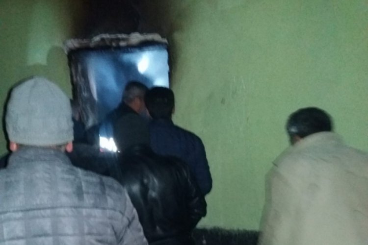 Gece &ccedil;ıkan yangında bir ev kullanılmaz hale geldi