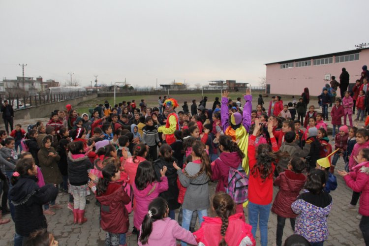 Sosyal proje ile k&ouml;y okulundaki &ouml;ğrencileri sevindirdiler