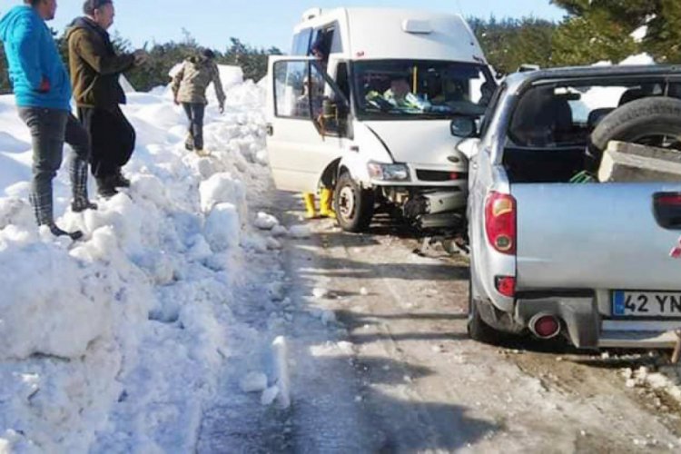 Servis minib&uuml;s&uuml; ile kamyonet &ccedil;arpıştı: 8 yaralı