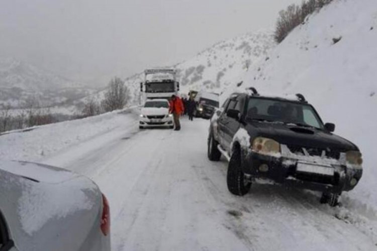 20'ye yakın ara&ccedil; karda mahsur kaldı