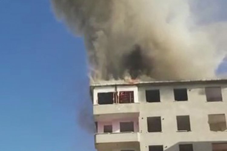 Tuzla'da inşaatın &ccedil;atısında yangın