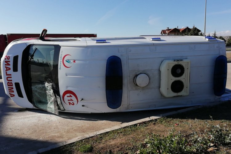Ambulans kaza yaptı, 5 kişi yaralandı
