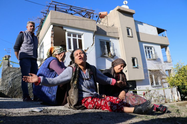 Evlerinin &ccedil;&ouml;k&uuml;ş&uuml;n&uuml; g&ouml;zyaşlarıyla izlediler