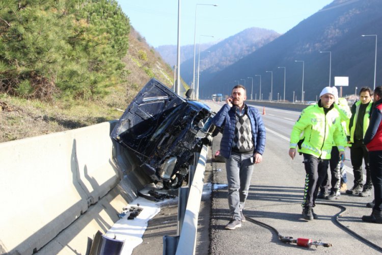Bariyer ile beton blok arasına ara&ccedil; sıkıştı