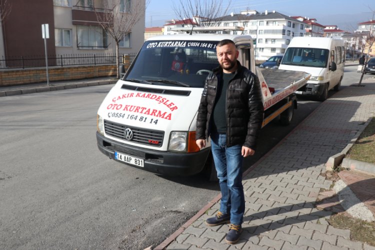 Ak&uuml;l&uuml; aracı bozulan engelliyi &ccedil;ekiciyle evine taşıdı