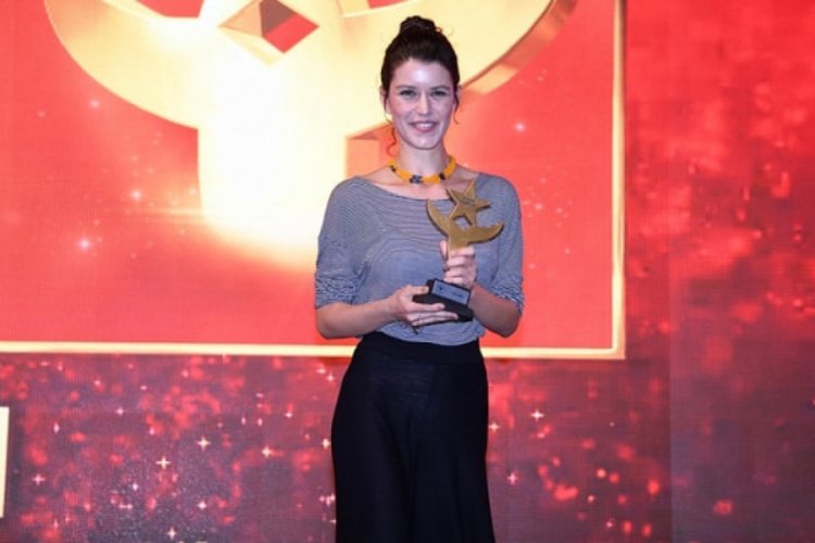 Beren Saat aldığı &ouml;d&uuml;l&uuml; &ouml;ğrencilere adadı